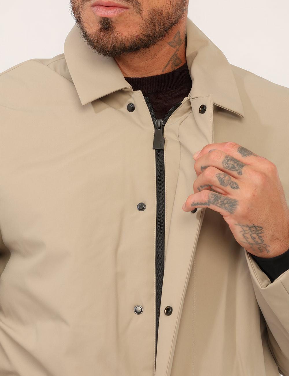 Piumino Suns Beige - Piumino SUNS Beige da uomo Il Piumino SUNS Beige da uomo è un capo versatile e contemporaneo, pensato p
