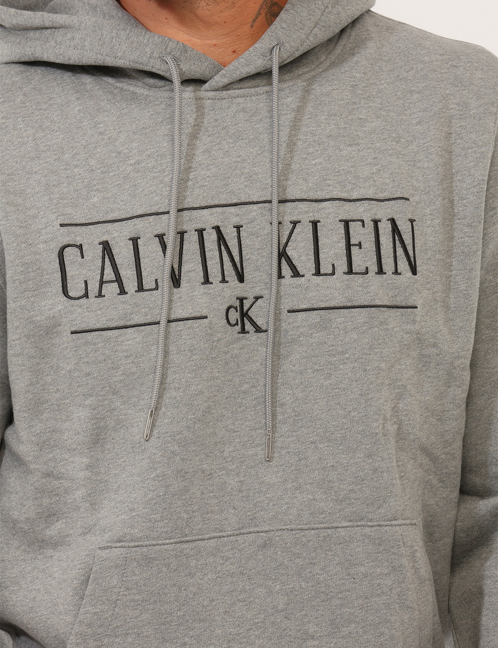 Felpa Calvin Klein Grigia - Felpa Calvin Klein Grigia da UomoLa felpa Calvin Klein grigia da uomo è un capo essenziale e ver