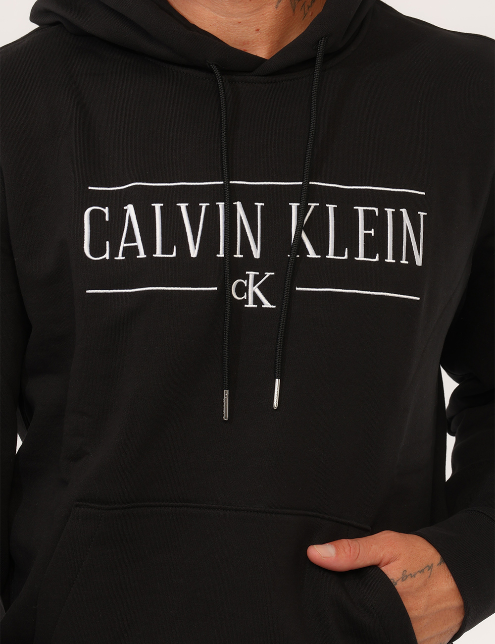 Felpa Calvin Klein Nera - Felpa Calvin Klein Nera da UomoLa felpa Calvin Klein nera da uomo è un capo essenziale e versatile