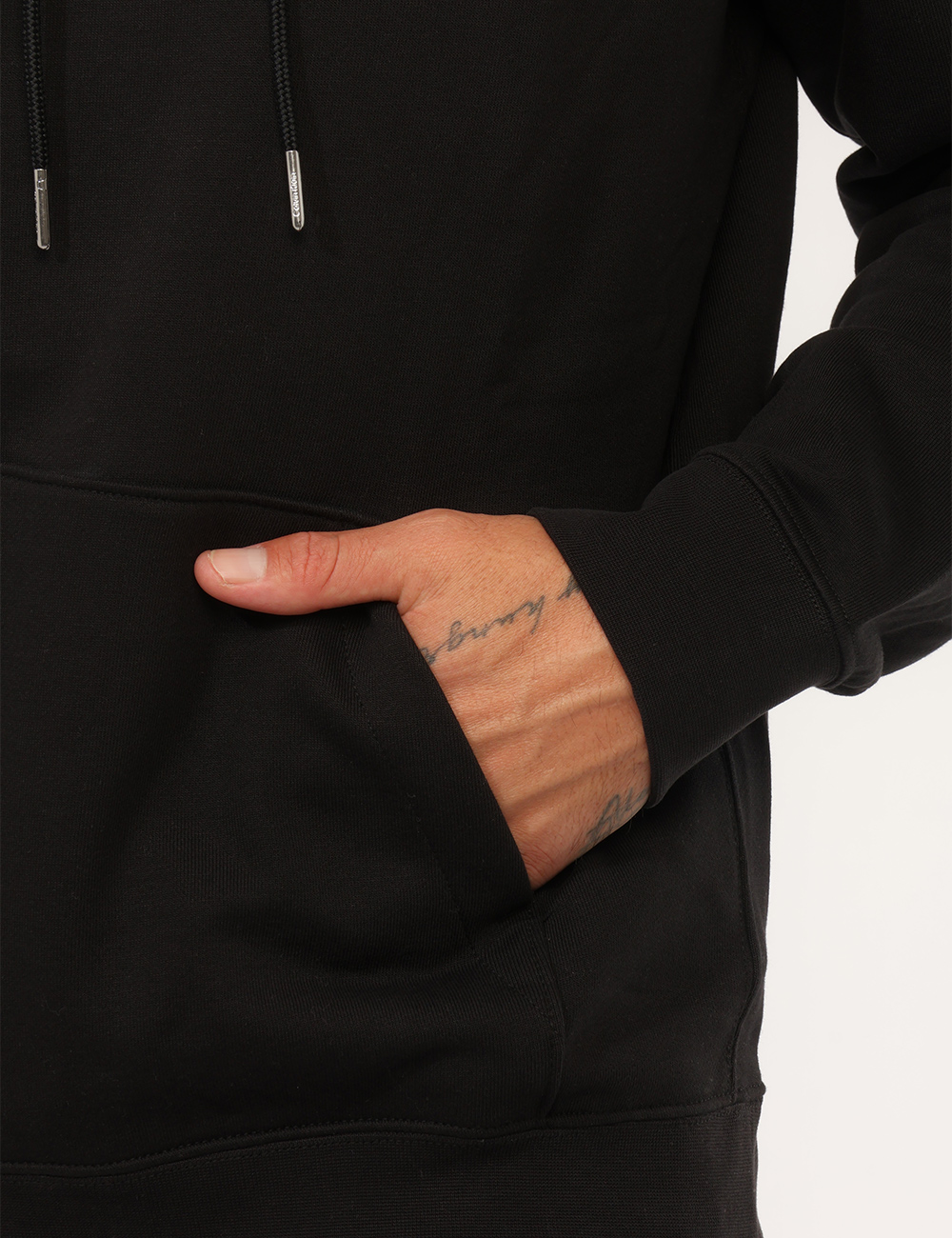 Felpa Calvin Klein Nera - Felpa Calvin Klein Nera da UomoLa felpa Calvin Klein nera da uomo è un capo essenziale e versatile