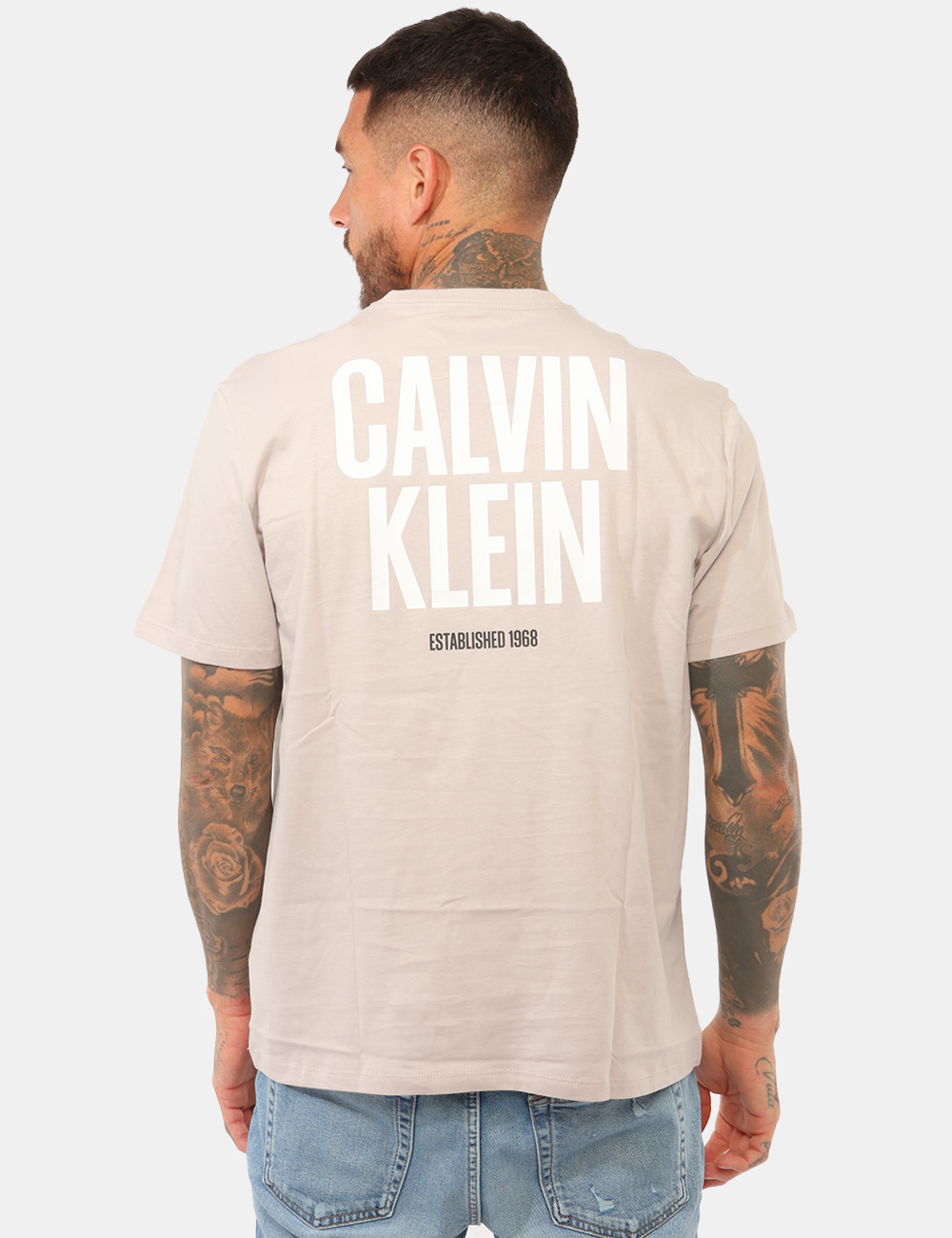 T-shirt Calvin Klein Grigia - T-shirt Calvin Klein Grigia da UomoLa T-shirt Calvin Klein grigia da uomo è un capo versatile