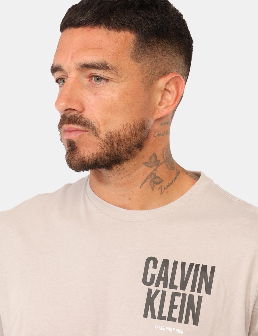 T-shirt Calvin Klein Grigia - T-shirt Calvin Klein Grigia da UomoLa T-shirt Calvin Klein grigia da uomo è un capo versatile