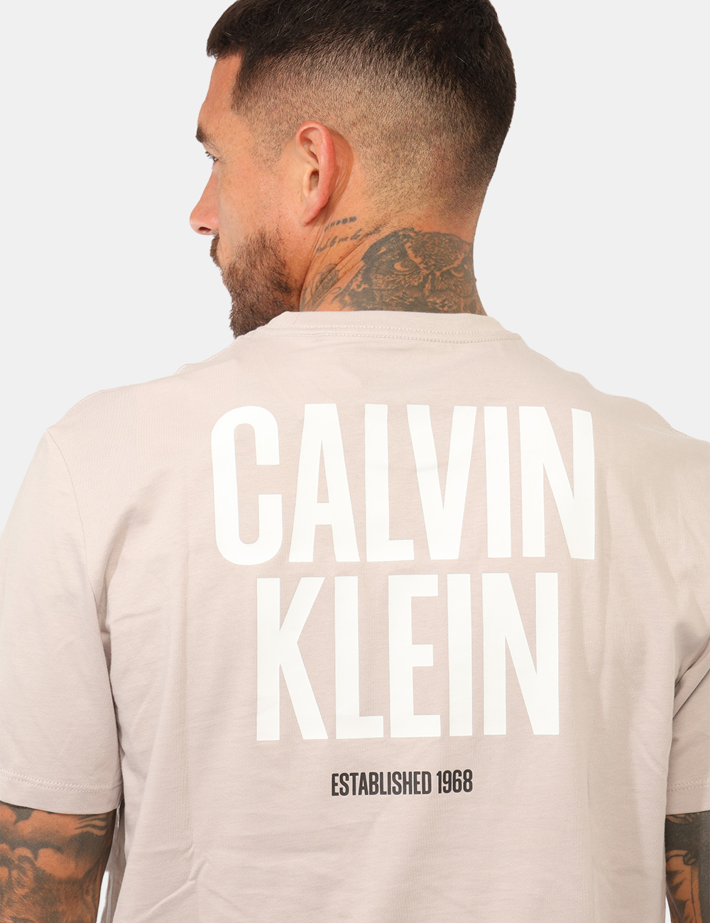 T-shirt Calvin Klein Grigia - T-shirt Calvin Klein Grigia da UomoLa T-shirt Calvin Klein grigia da uomo è un capo versatile
