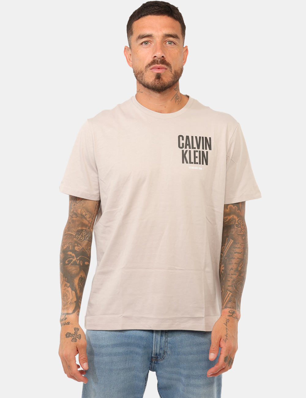 T-shirt Calvin Klein Grigia - T-shirt Calvin Klein Grigia da UomoLa T-shirt Calvin Klein grigia da uomo è un capo versatile