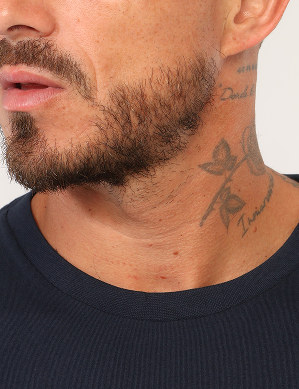 T-shirt Calvin Klein Blu - T-shirt Calvin Klein Blu da UomoLa T-shirt Calvin Klein blu da uomo è un capo versatile e contemp