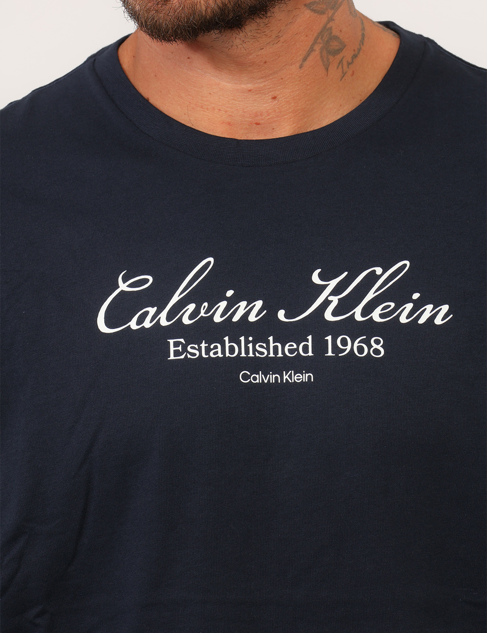 T-shirt Calvin Klein Blu - T-shirt Calvin Klein Blu da UomoLa T-shirt Calvin Klein blu da uomo è un capo versatile e contemp