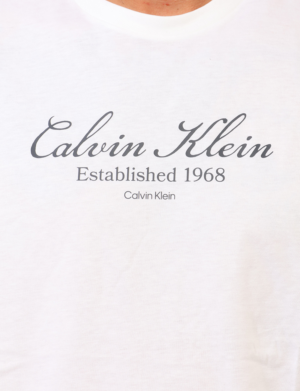 T-shirt Calvin Klein Bianca - T-shirt Calvin Klein Bianca da UomoLa T-shirt Calvin Klein bianca da uomo è un capo essenziale