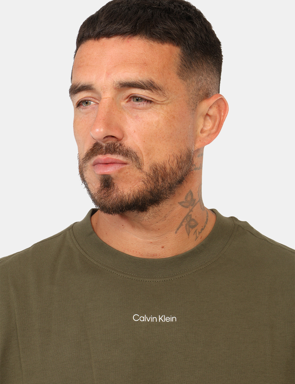 T-shirt Calvin Klein Verde - T-shirt Calvin Klein Verde da UomoLa T-shirt Calvin Klein verde da uomo è un capo casual e cont
