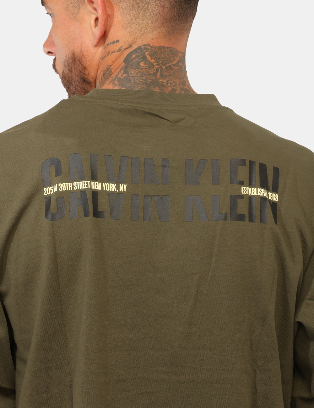 T-shirt Calvin Klein Verde - T-shirt Calvin Klein Verde da UomoLa T-shirt Calvin Klein verde da uomo è un capo casual e cont