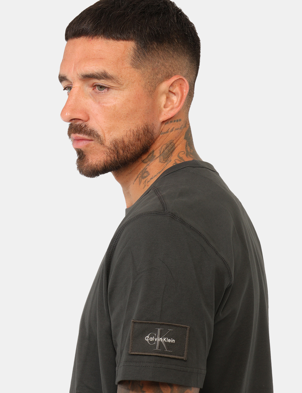 T-shirt Calvin Klein Grigia - T-shirt Calvin Klein Grigia Scuro da UomoLa T-shirt Calvin Klein grigia scuro da uomo è un cap