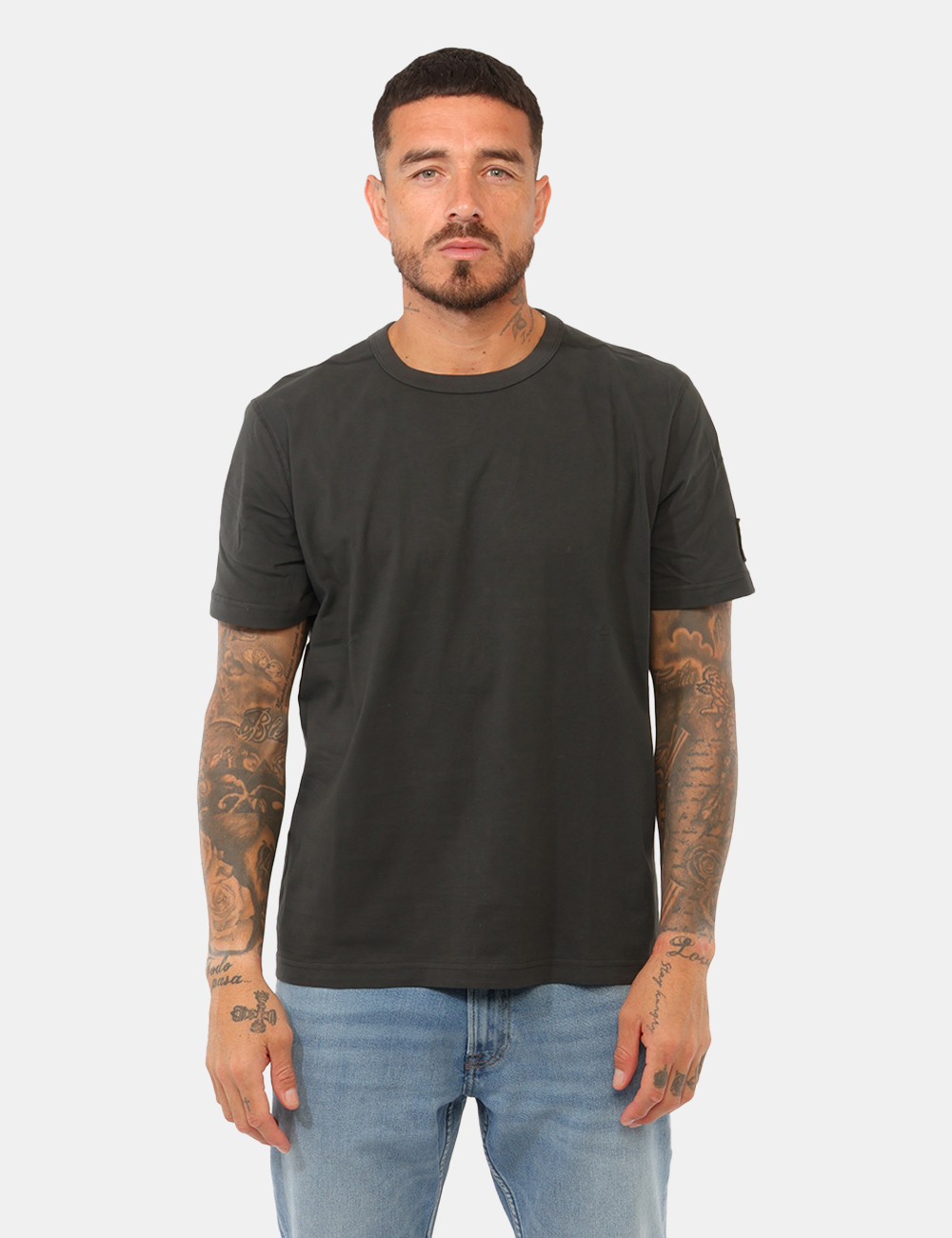 T-shirt Calvin Klein Grigia - T-shirt Calvin Klein Grigia Scuro da UomoLa T-shirt Calvin Klein grigia scuro da uomo è un cap