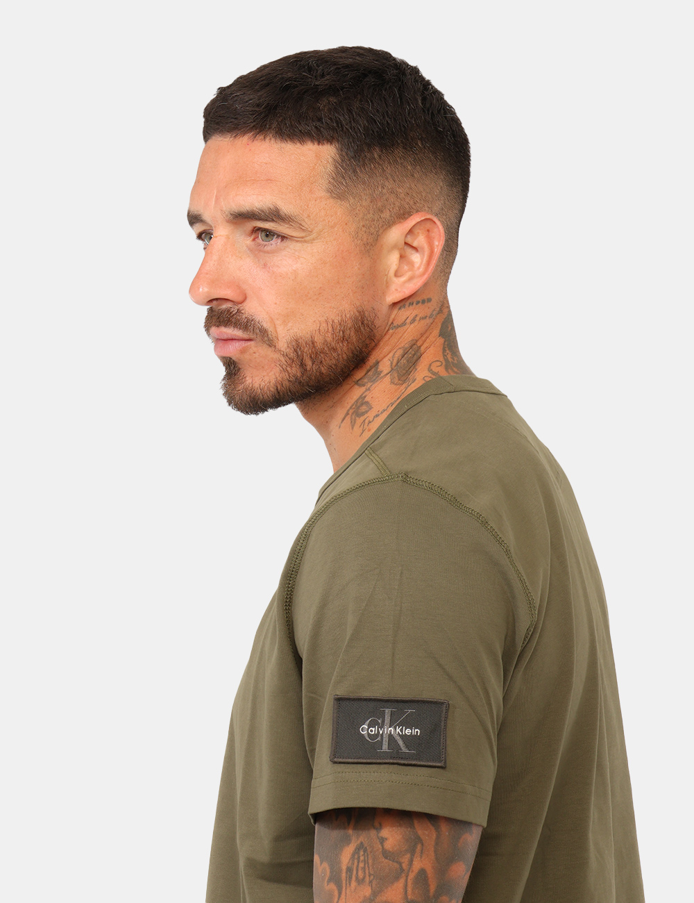 T-shirt Calvin Klein Verde - T-shirt Calvin Klein Verde da UomoLa T-shirt Calvin Klein verde da uomo è un capo versatile e c