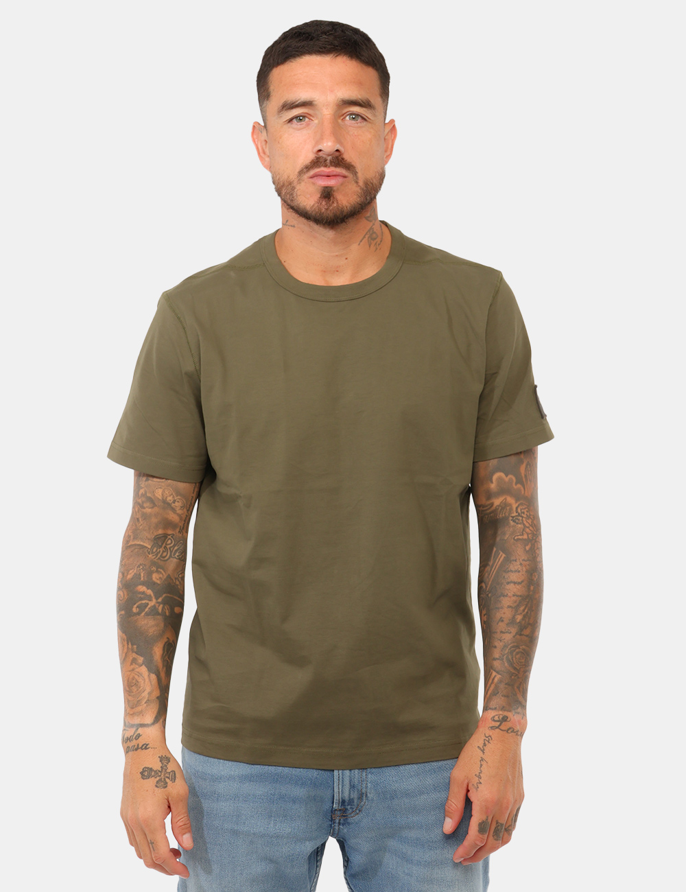 T-shirt Calvin Klein Verde - T-shirt Calvin Klein Verde da UomoLa T-shirt Calvin Klein verde da uomo è un capo versatile e c