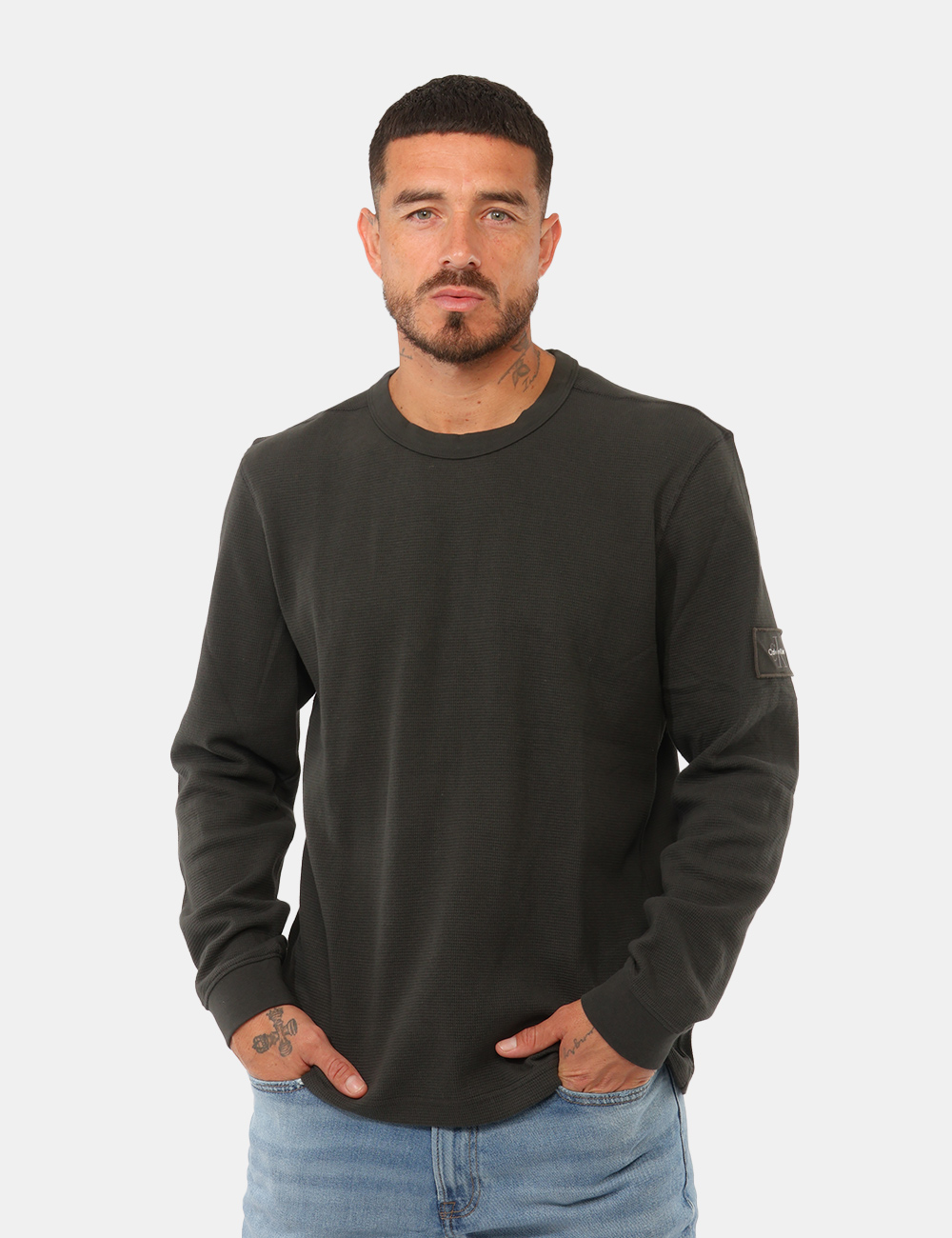 T-shirt Calvin Klein Grigio - T-shirt Calvin Klein Grigio Scuro da UomoLa T-shirt Calvin Klein grigio scuro da uomo è un cap