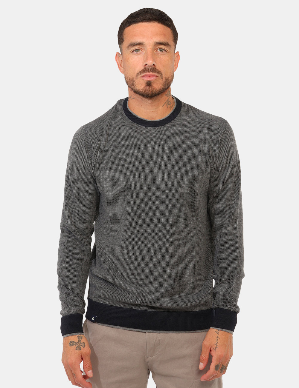 Maglia Yes Zee Grigia - Maglia Yes Zee Grigia da UomoLa maglia Yes Zee grigia da uomo è un capo versatile e contemporaneo, i