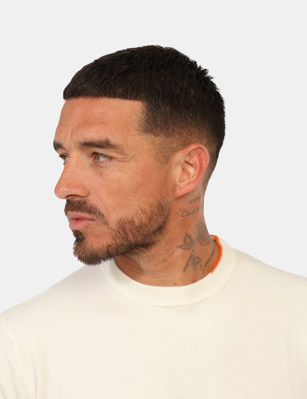 Maglia Suns Bianca - Maglia SUNS Bianca da uomo La Maglia SUNS Bianca da uomo è un capo versatile e contemporaneo, pensato p