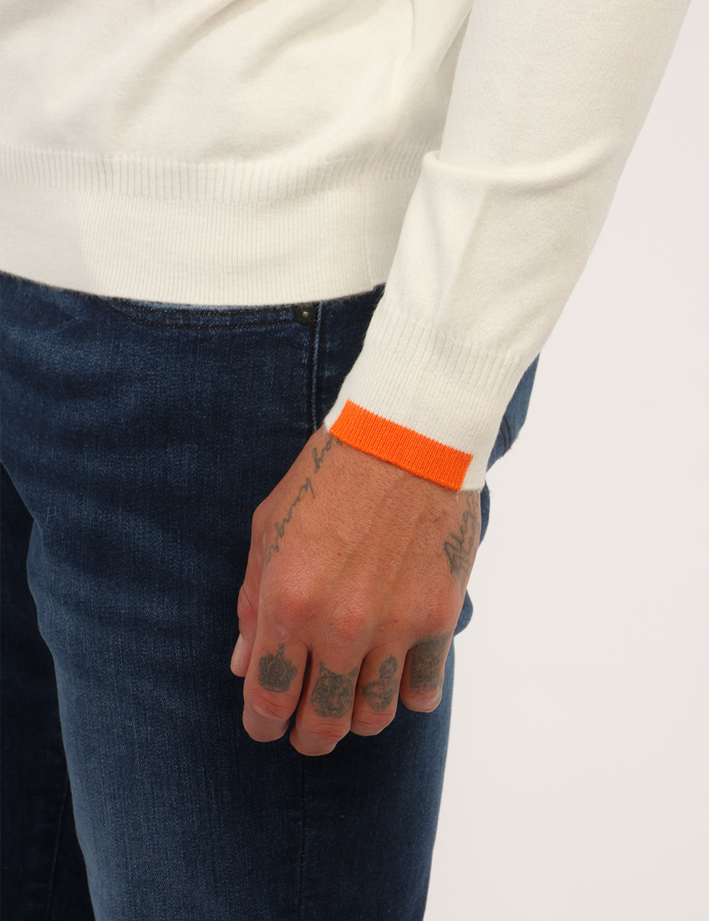 Maglia Suns Bianca - Maglia SUNS Bianca da uomo La Maglia SUNS Bianca da uomo è un capo versatile e contemporaneo, pensato p