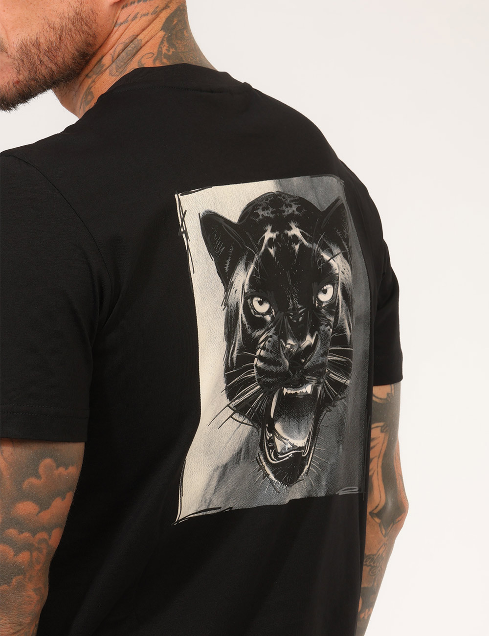 T-shirt Antony Morato Nera - T-shirt ANTONY MORATO Nera da uomo La T-shirt ANTONY MORATO Nera da uomo è un capo versatile e