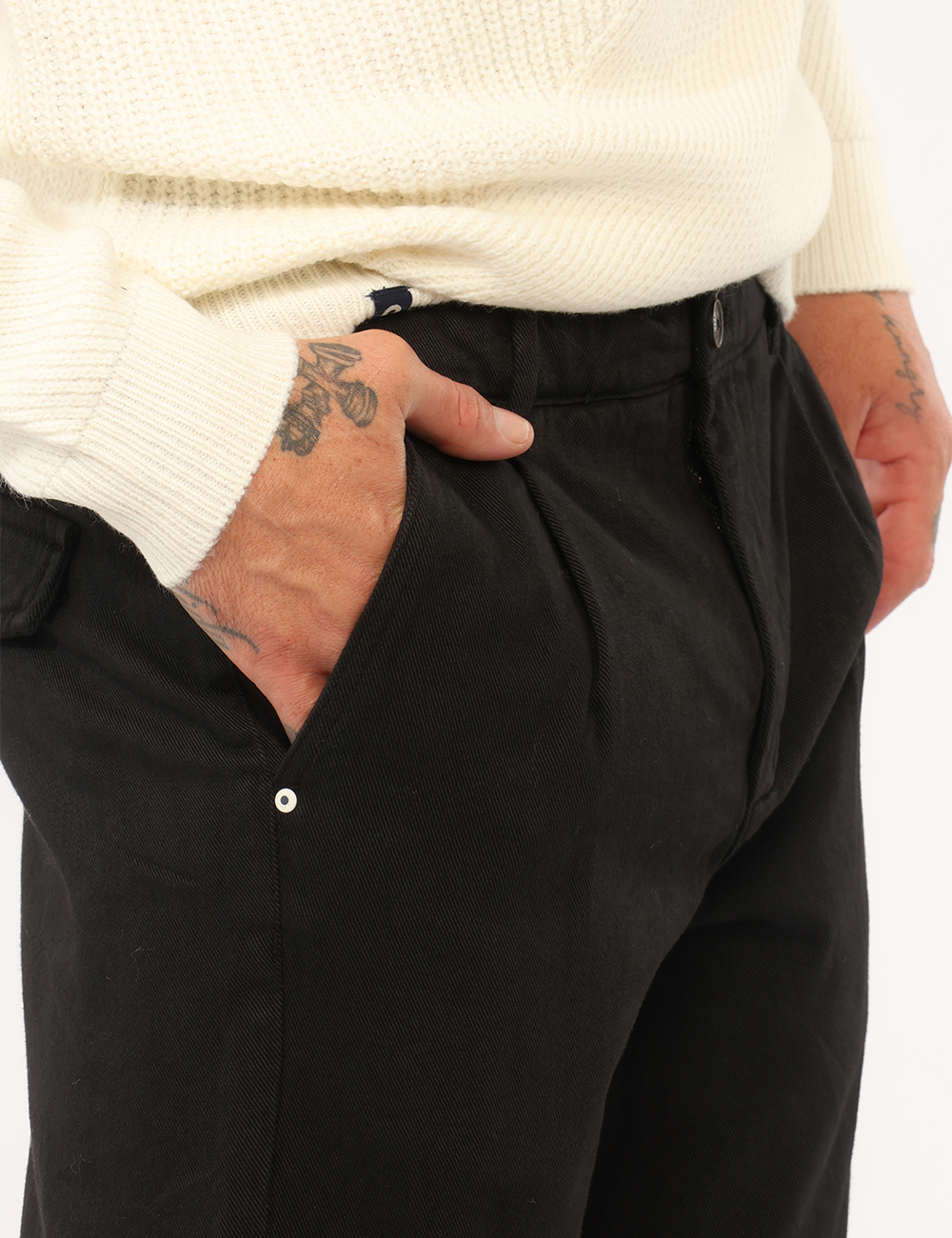 Pantalone Yes Zee Nero - Pantalone YES ZEE Nero da UomoIl Pantalone YES ZEE Nero da uomo è un capo versatile e contemporaneo