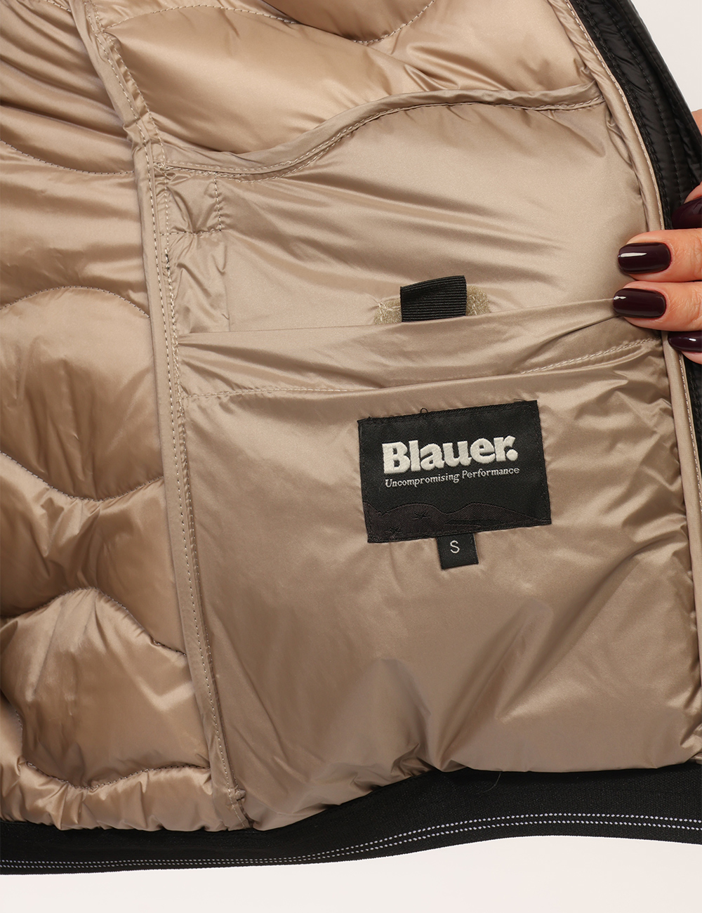 Piumino Blauer Nero - Piumino Blauer Nero da donnaIl Piumino Blauer Nero da donna è un capospalla versatile e raffinato, per