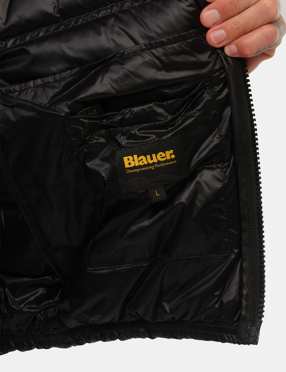 Piumino Blauer Nero - Piumino Blauer Nero da uomoIl Piumino Blauer Nero da uomo è un capospalla versatile e contemporaneo, i