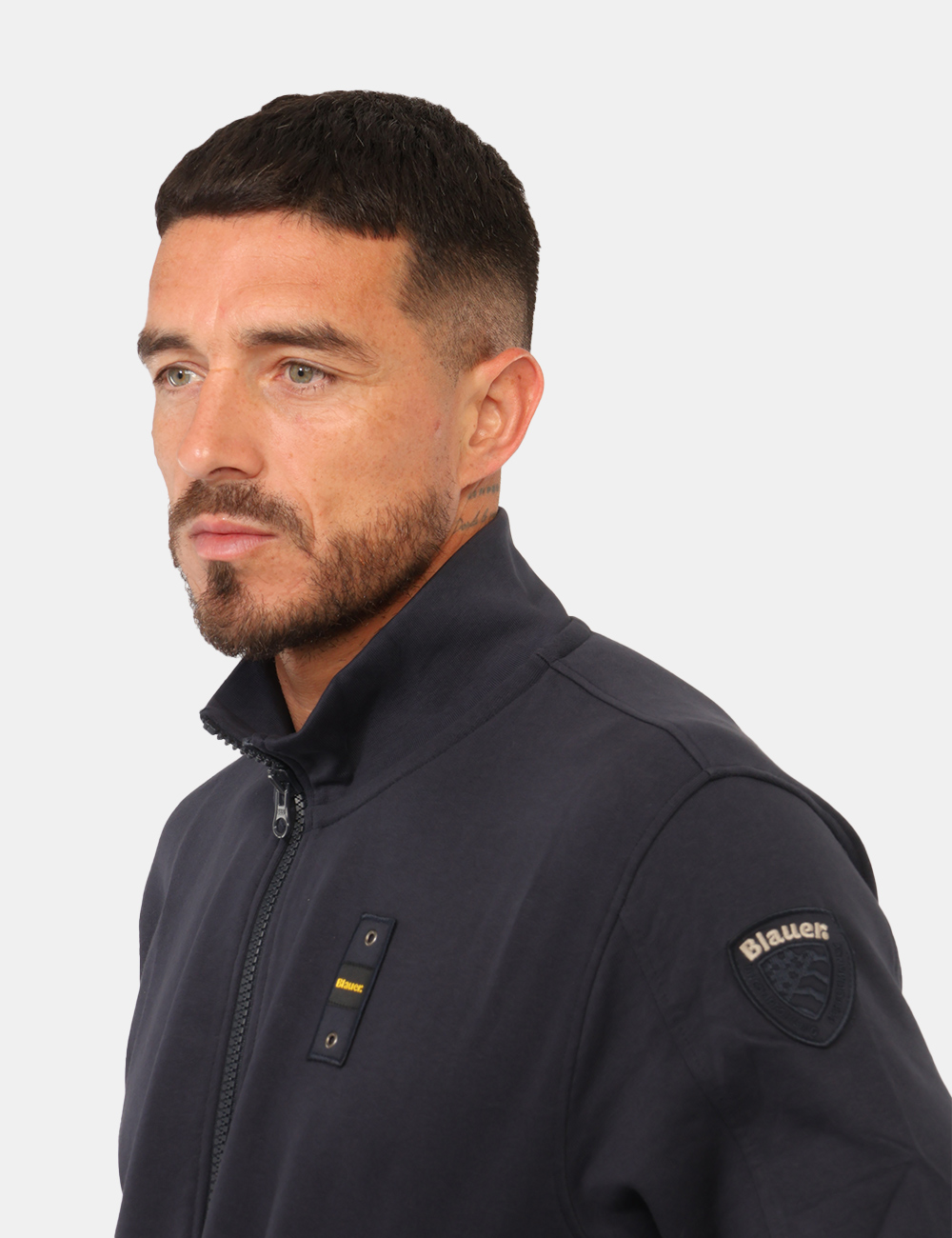 Felpa Blauer Blu - Felpa Blauer Blu da uomoLa Felpa Blauer Blu da uomo è un capo versatile e confortevole, ideale per affron