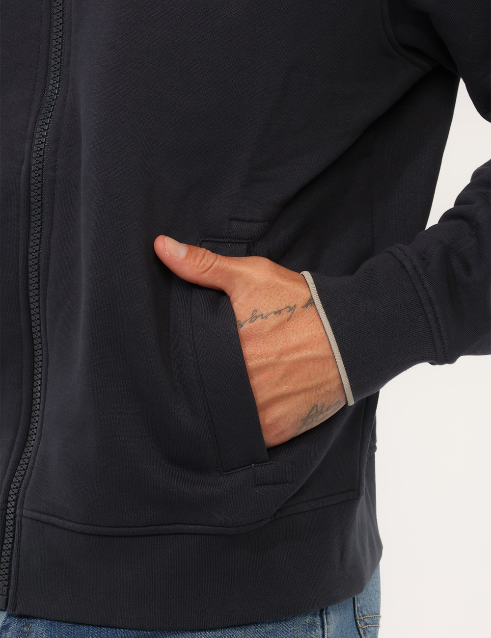 Felpa Blauer Blu - Felpa Blauer Blu da uomoLa Felpa Blauer Blu da uomo è un capo versatile e confortevole, ideale per affron