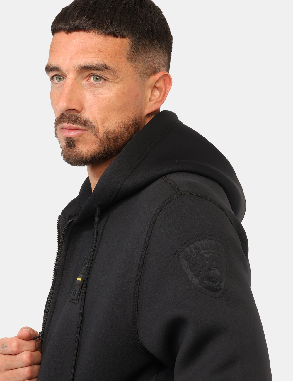 Felpa Blauer Nera - Felpa Blauer Nera da uomoLa Felpa Blauer Nera da uomo è un capo versatile e contemporaneo, ideale per af