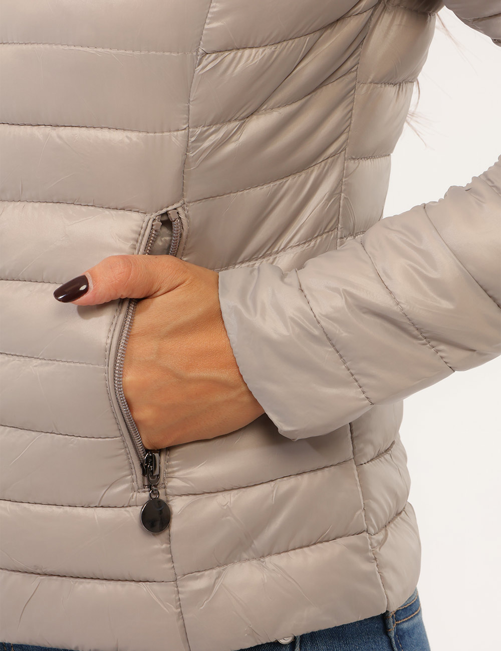 Piumino Concept83 Beige - Piumino Concept83 Beige da DonnaIl piumino Concept83 beige da donna è un capospalla versatile e co