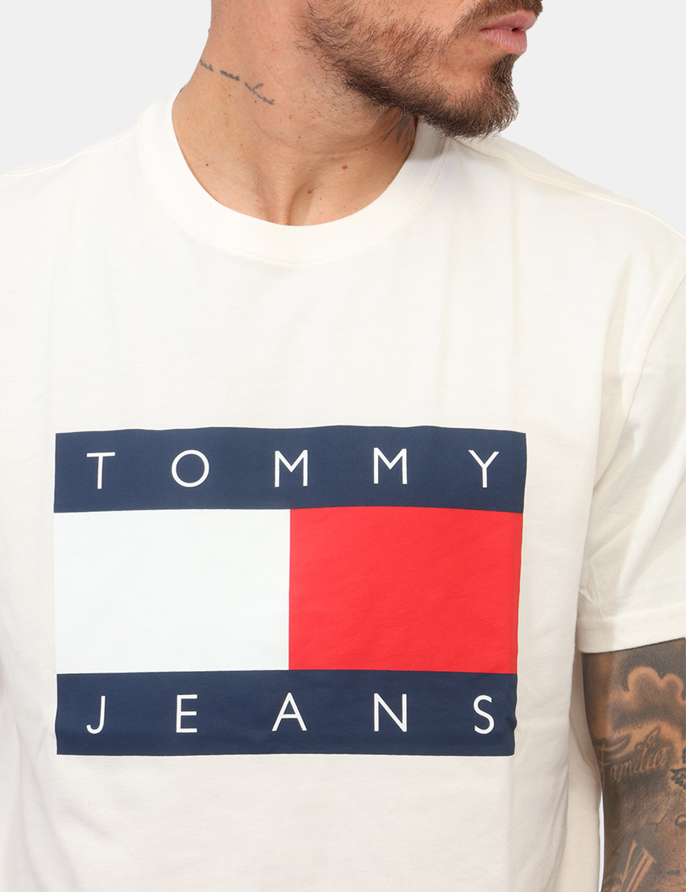 DM0DM22645-OB_YBH_PE26_3 T-shirt Tommy Hilfiger Bianca - T-shirt TOMMY HILFIGER Bianca da uomo Pulita, iconica e sempre attuale: la T-shirt TOMMY HIL